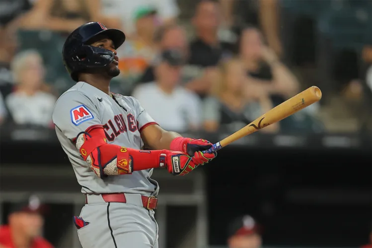 Martínez drives in 6 as Guards top Chicago